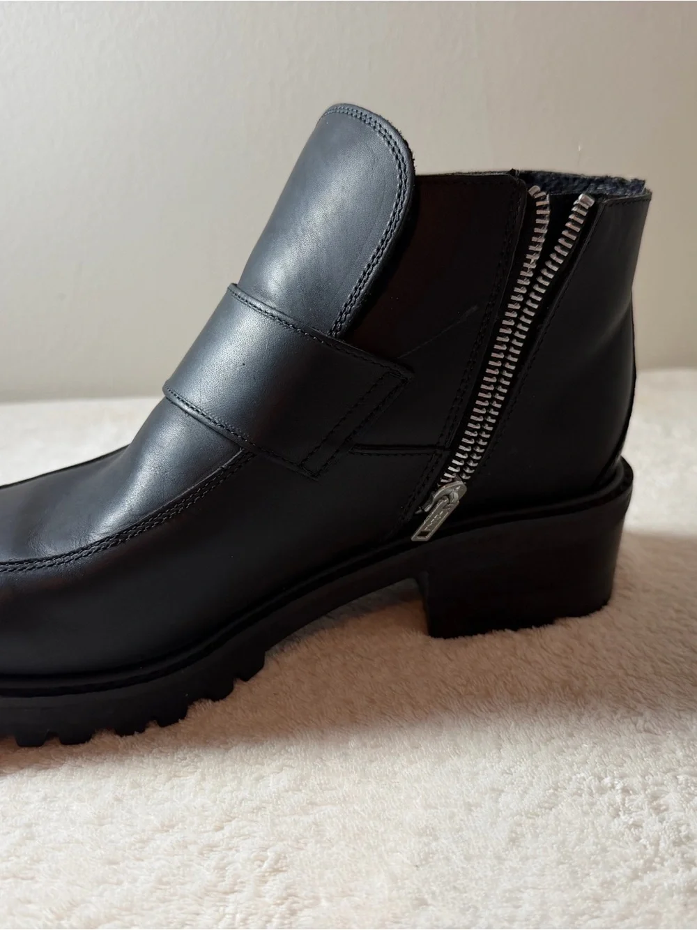 Skechers Women’s  Black Leather Slip-On Chelsea Boots